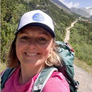 Porträtaufnahme von Aneta Grund, Pilgerbegleiterin, frontal aufgenommen.