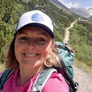 Porträtaufnahme von Aneta Grund, Pilgerbegleiterin, frontal aufgenommen.