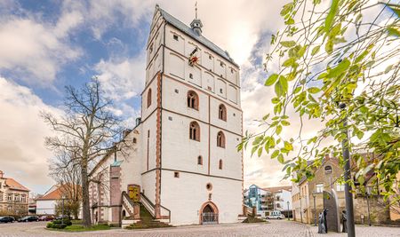 Außenansicht der Stadtkirche St. Marien in Borna mit markantem Turm und historischer Architektur, im Stadtzentrum gelegen.