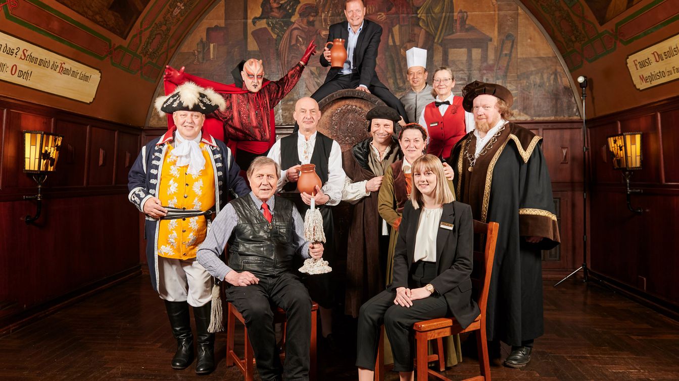 Das Bild zeigt den lebendigen Auerbachs Keller in Leipzig mit Personal, das Führungen und Veranstaltungen anbietet.