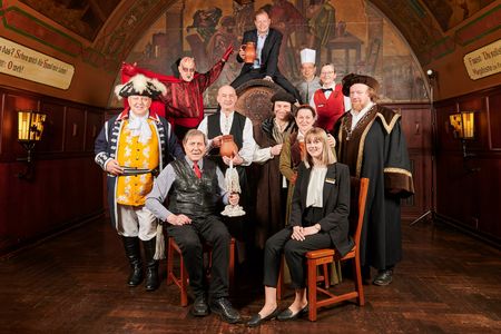 Das Bild zeigt den lebendigen Auerbachs Keller in Leipzig mit Personal, das Führungen und Veranstaltungen anbietet.