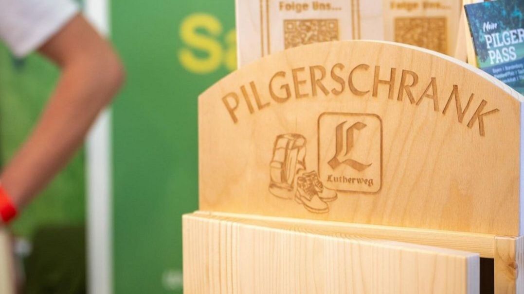Das Bild zeigt einen Pilgerschrank aus Holz.