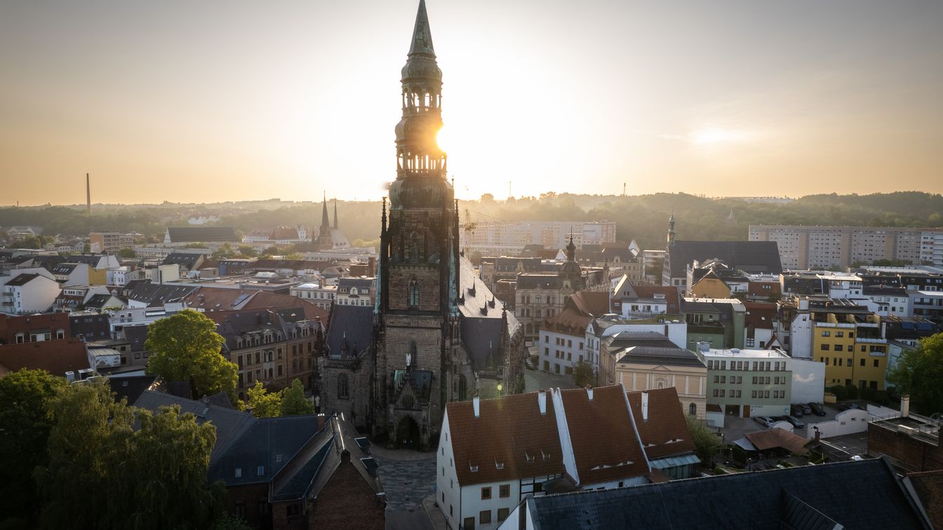 Der Dom St. Marien Zwickau leuchtet im Sonnenuntergang.