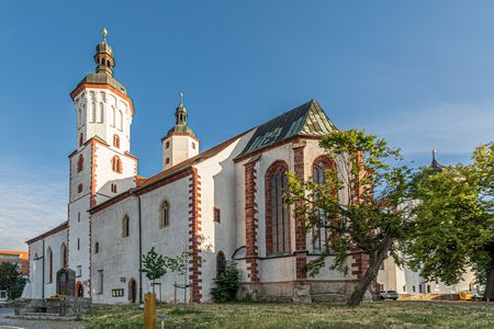 Außenansicht des Doms St. Marien in Wurzen, großes historisches Kirchengebäude mit Turm und sichtbarer Fassade.