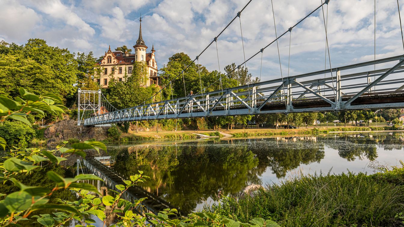 Das Bild zeigt die genietete Konstruktion der Hängebrücke in Grimma, welche mit 80 Metern die Mulde überspannt.