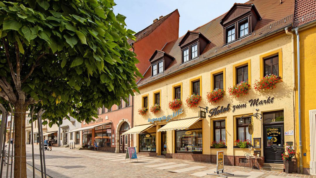 Das Foto zeigt die Vorderansicht des kleinen Hotel zum Markt am Marktplatz in Torgau