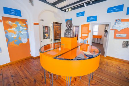 Innenansicht der Katharina-von-Bora-Stube in Torgau, historischer Museumsraum mit Ausstellungsexponaten zu Katharina von Bora.