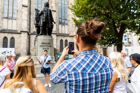 Am Bachdenkmal erfährt eine Reisegruppe mehr über das Leben Johann Sebastian Bachs.