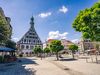 Marktplatz in Zwickau mit Rathaus bei sonnigem Wetter und blauem Himmel.