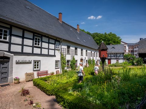 Blick auf das Museum "Alte Pfarrhäuser" in Mittweida. Vor dem Museum befindet sich eine Grünfläche.