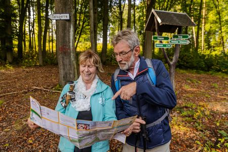 Ein Paar genießt die Wanderung auf dem Lutherweg Sachsen.