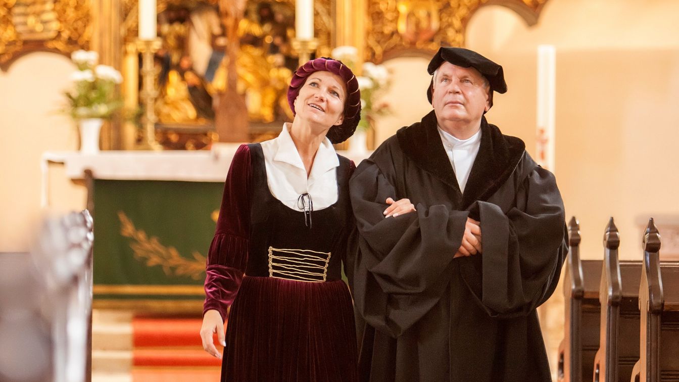 Das Bild zeigt die Nachstellung von Martin und Katharina Luther in der Nikolaikirche Doebeln