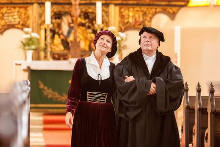 Das Bild zeigt die Nachstellung von Martin und Katharina Luther in der Nikolaikirche Doebeln