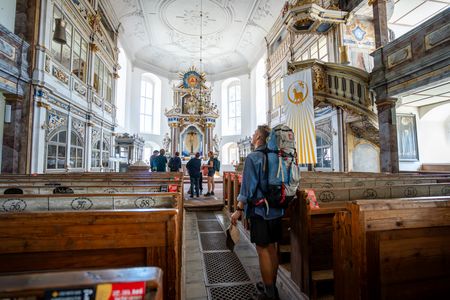 Gäste besuchen die Radwegekirche in Wechselburg.