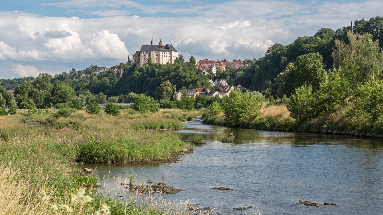 Bei Leisnig erhebt sich auf einem Felsvorsprung die imposante Burg Mildenstein mit ihrem runden Bergfried über der Mulde.