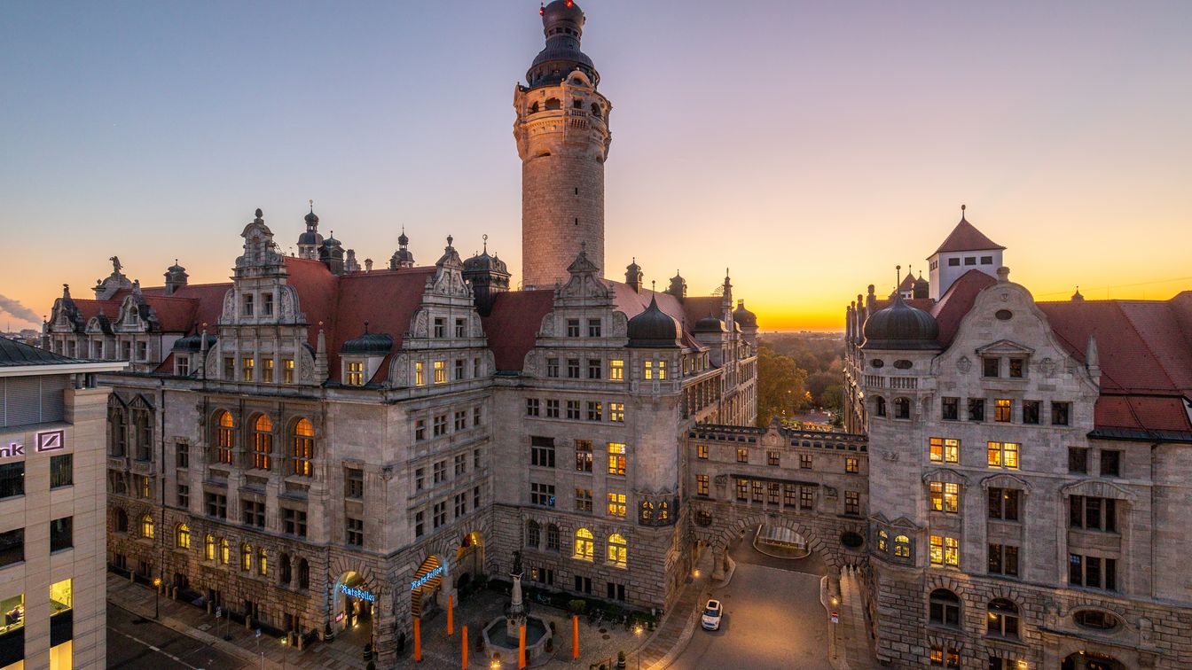 Das Bild zeigt das Neue Rathaus Leipzig zum Sonnenuntergang mit Blick Richtung Clara-Zetkin-Park.