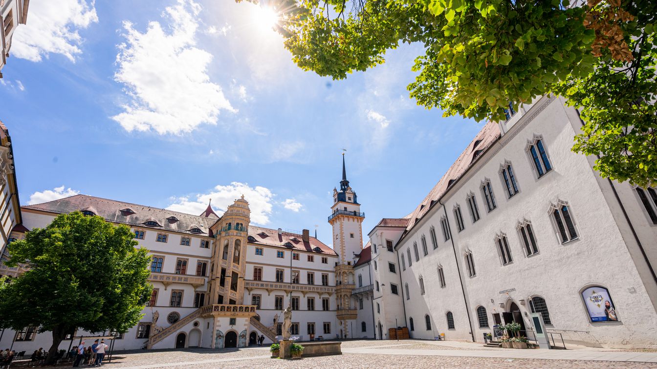 Blick auf den Innenhof von Schloss Hartenfels in Torgau mit dem einzigartigen Wendelstein.