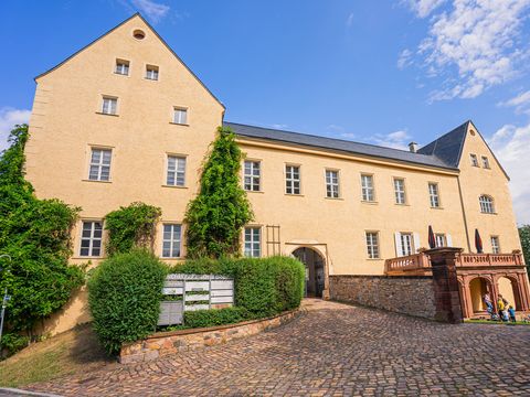 Das Bild zeigt die Außenansicht vom Schloss Frohburg.