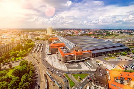 Blick von oben auf die Innenstadt und den Hauptbahnhof in Leipzig.