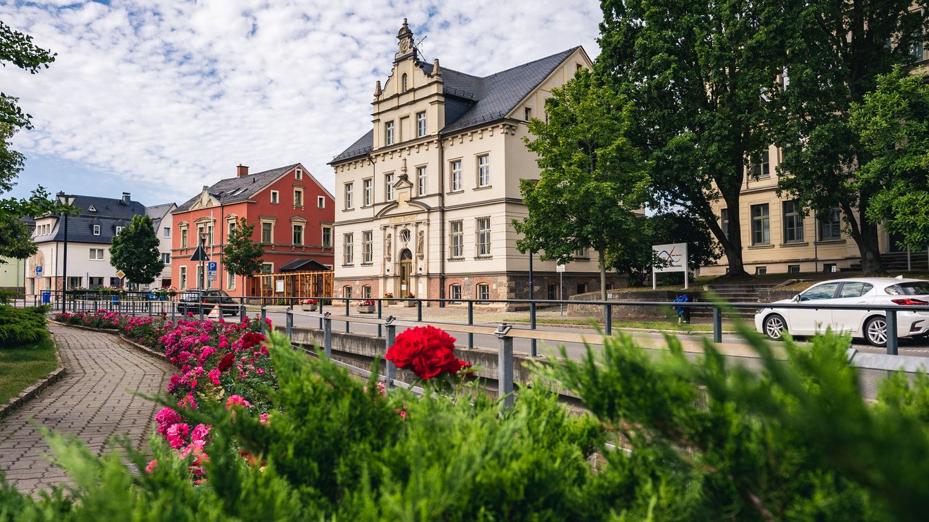 Der Stadtkern von Gersdorf besticht durch historische Gebäude und charmante Straßen, die den ländlichen Charakter der Chemnitz-Zwickau Region widerspiegeln.