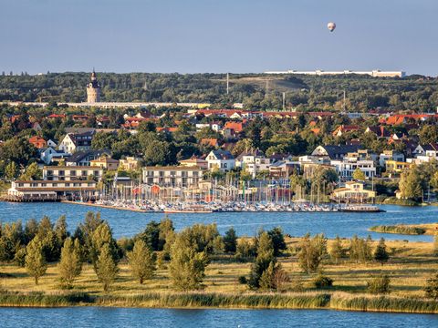 Pier 1 am Cospudener Hafen mit Blick auf Wasser, Hafenbereich und die umliegende Landschaft.