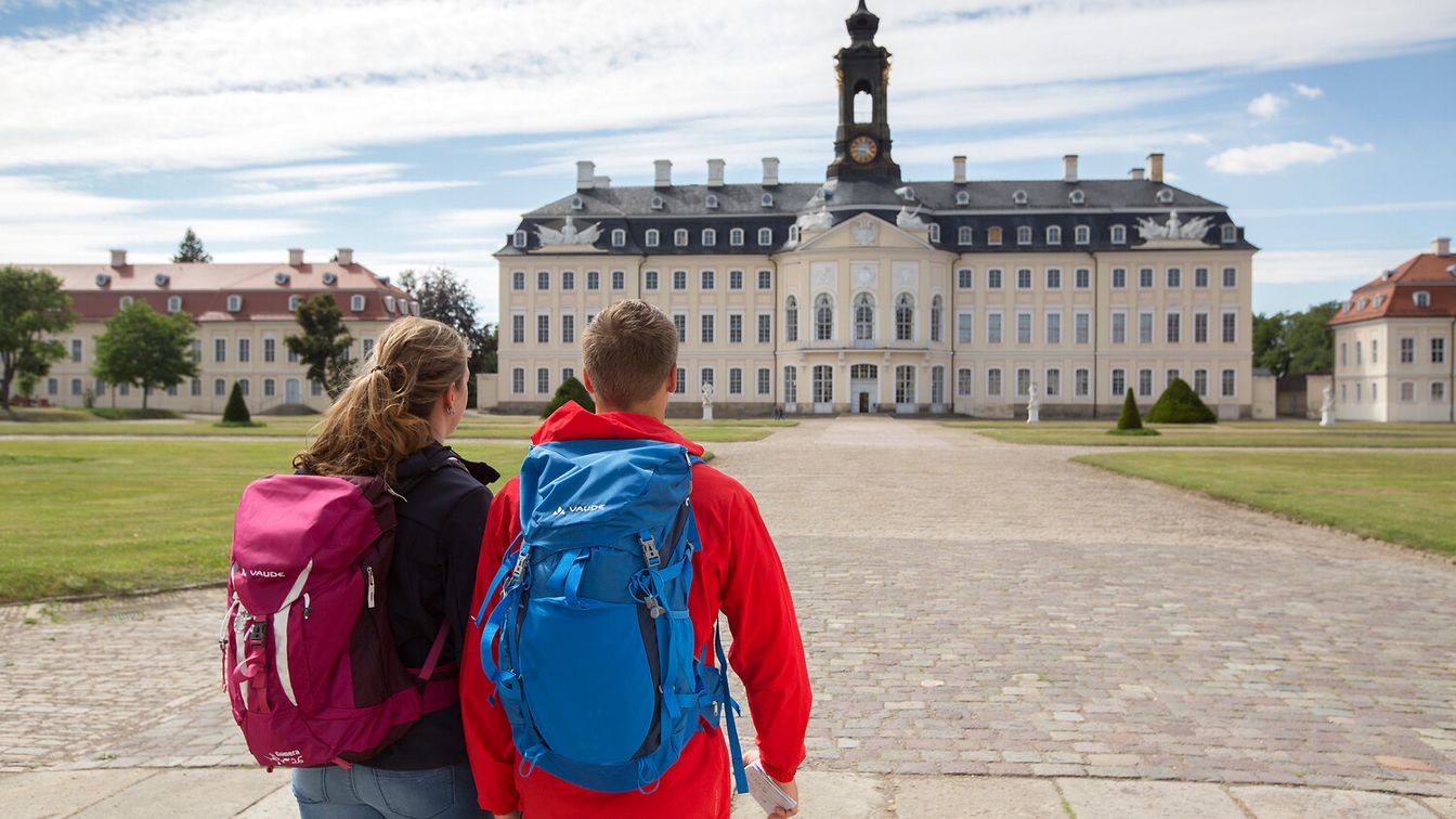 Wanderer blicken auf das Schloss Hubertusburg in Wermsdorf in der Leipzig Region