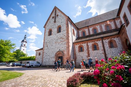 Die Radwegekirche in Wechselburg strahlt vor blauem Himmel.