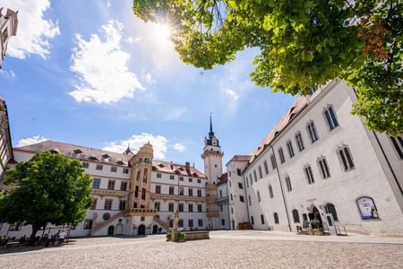 Blick auf den Innenhof von Schloss Hartenfels in Torgau mit dem einzigartigen Wendelstein.