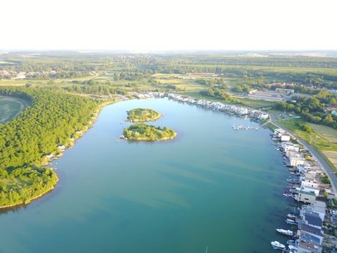 Das Luftbild zeigt das Ufer und Umland des Hainer Sees.