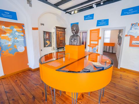 Innenansicht der Katharina-von-Bora-Stube in Torgau, historischer Museumsraum mit Ausstellungsexponaten zu Katharina von Bora.